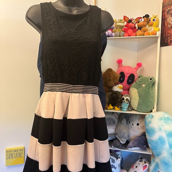 Women’s Large Black Lace Top Cream Black Striped Skater Dress NWT Macy’s - Picture 1 of 6
